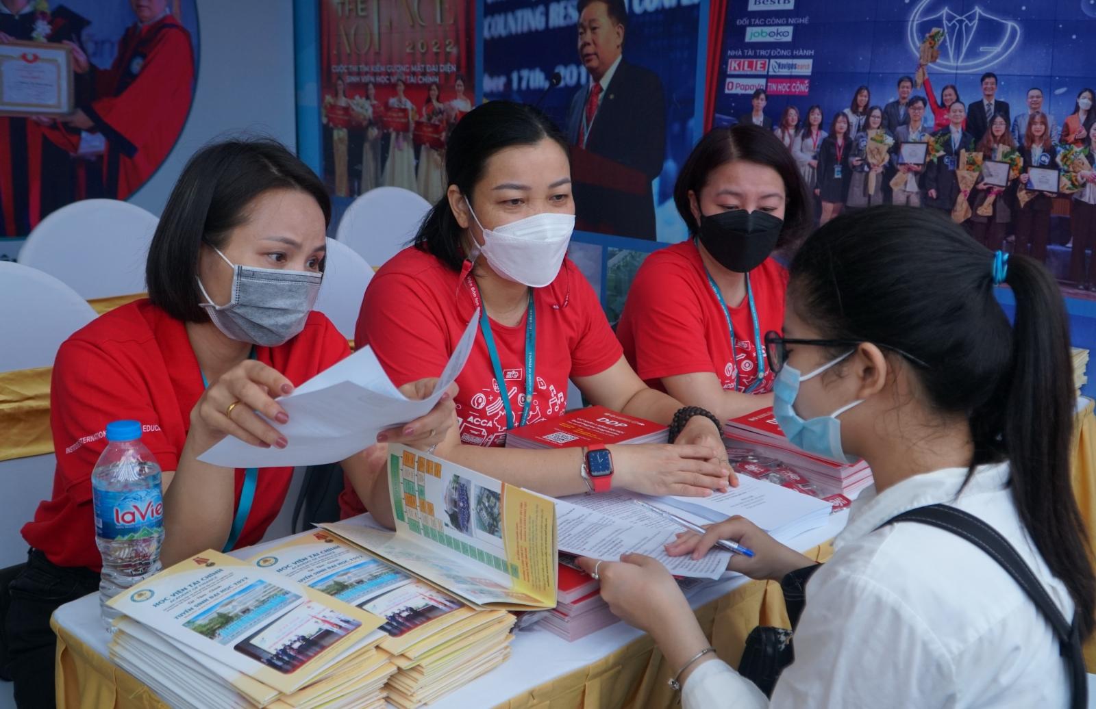 Nhiều Đại học nhận định hồ sơ xét tuyển học bạ giảm